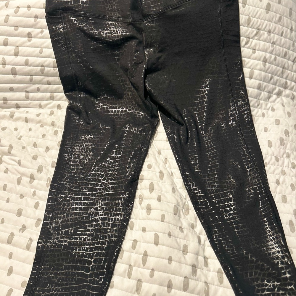 Victoria’s Secret Pink Black Shiny Crocodile Print Capris Size XXL NWT
